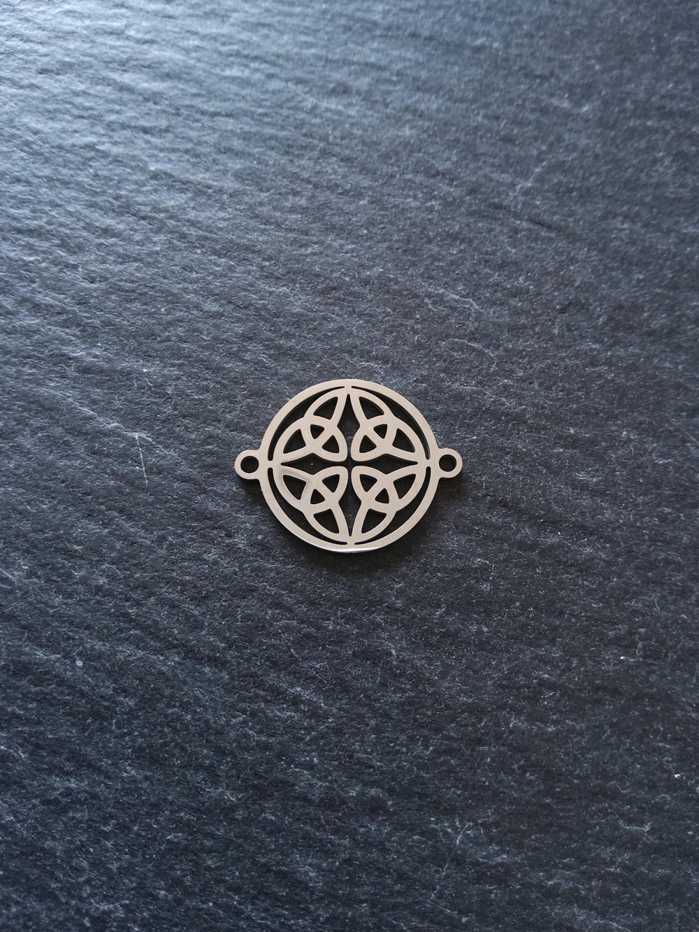 2 or 10 Dara Celtic Knot Flat Round Stainless Steel Connector Charms 18.5x14.5x1mm