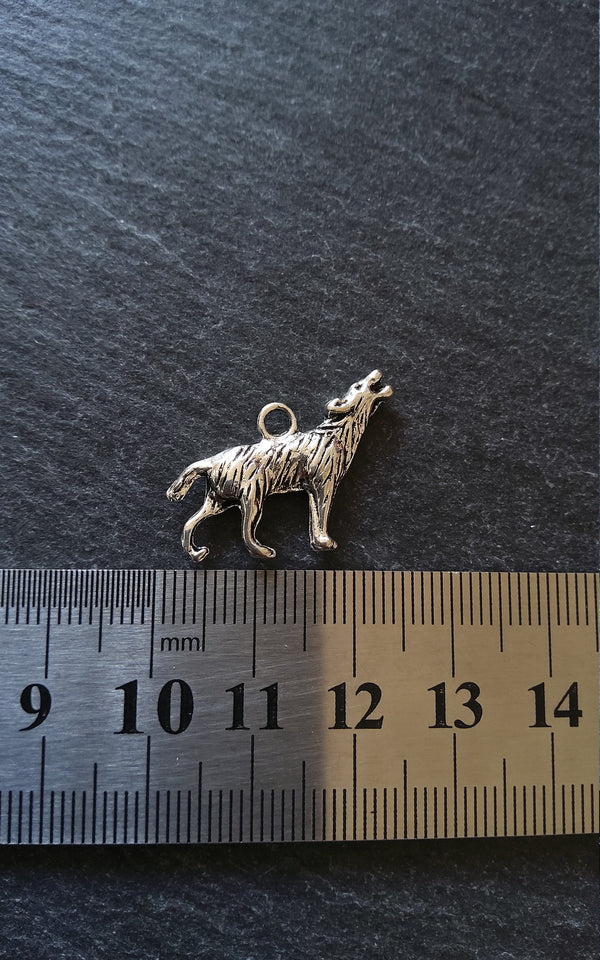 5 or 25 Howling Wolf Pendant Charms Antique Silver Tone 25x18mm