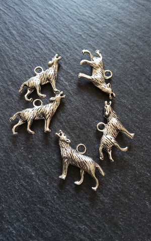 5 or 25 Howling Wolf Pendant Charms Antique Silver Tone 25x18mm
