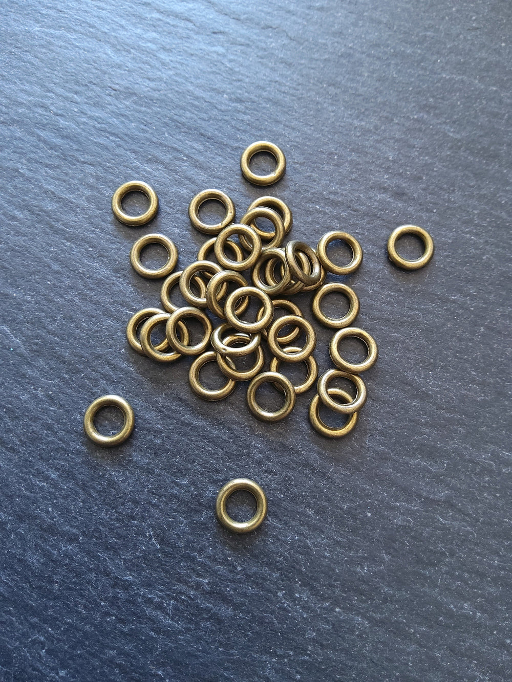 80 or 400 CLOSED 8mm Jump Rings Antique Bronze Tone Alloy 1.5mm (15 gauge)