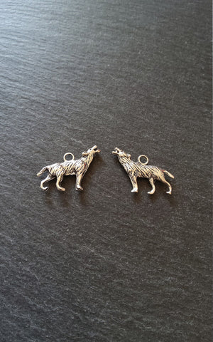 5 or 25 Howling Wolf Pendant Charms Antique Silver Tone 25x18mm