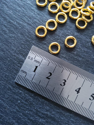 80 or 400 CLOSED 8mm Jump Rings Bright Gold Tone Alloy 1.5mm (15 gauge) Hole: 5mm Nickel FREE