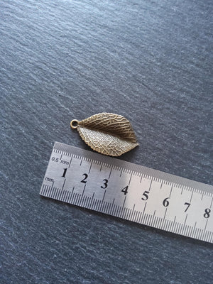 4 or 20 Leaf Pendants Antique Bronze Tone Alloy 35x20x3mm Nickel FREE
