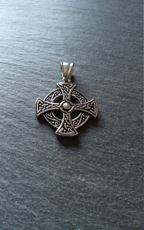 Celtic Knot Cross Round Pendant Stainless Steel 31x27x4mm - ContentedCatz