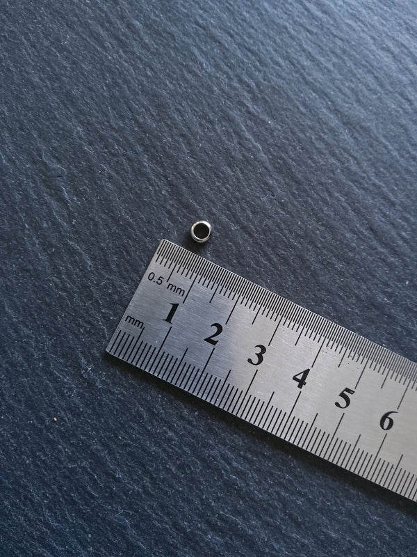 10 or 50 Stainless Steel 5mm Solid Round Closed Ring Spacer Beads 5x2mm. Hole: 3.2mm