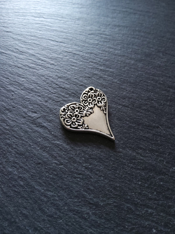 4 or 20 Heart Pendants with Flowers Double Sided Antique Silver Tone Alloy 28x26mm - ContentedCatz