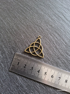6 or 30 Large Triquetra Celtic Knot Charms Antique Bronze Tone Alloy 30x29x2mm Nickel FREE