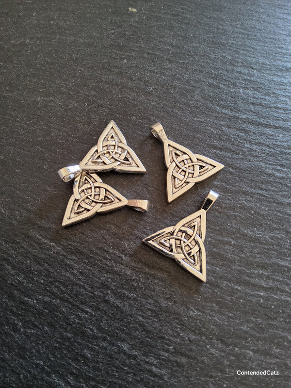 4 or 20 Triangular Triquetra Celtic Knot Pendants Antique Silver Alloy 25x28mm