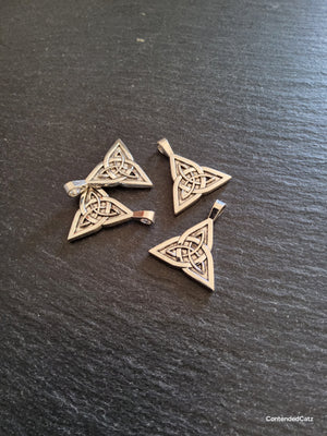4 or 20 Triangular Triquetra Celtic Knot Pendants Antique Silver Alloy 25x28mm