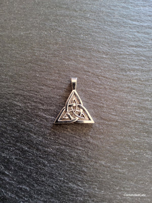 4 or 20 Triangular Triquetra Celtic Knot Pendants Antique Silver Alloy 25x28mm