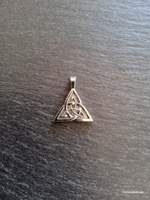 4 or 20 Triangular Triquetra Celtic Knot Pendants Antique Silver Alloy 25x28mm