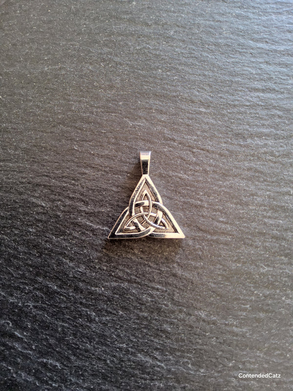 4 or 20 Triangular Triquetra Celtic Knot Pendants Antique Silver Alloy 25x28mm