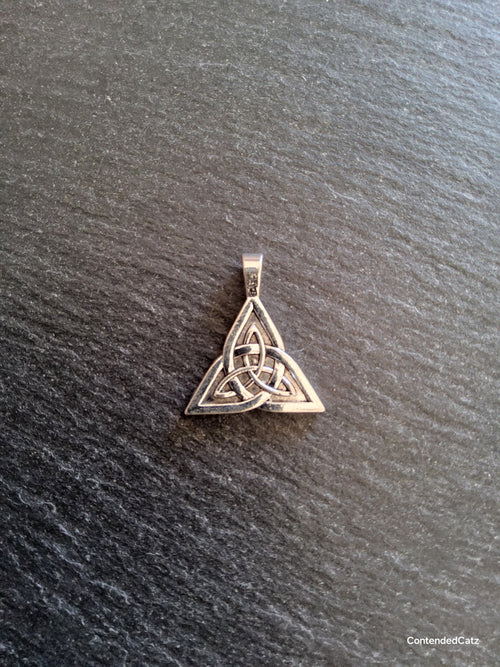 4 or 20 Triangular Triquetra Celtic Knot Pendants Antique Silver Alloy 25x28mm