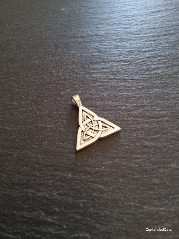 4 or 20 Triangular Triquetra Celtic Knot Pendants Antique Silver Alloy 25x28mm