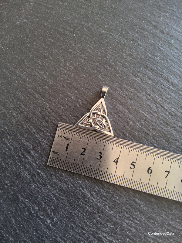 4 or 20 Triangular Triquetra Celtic Knot Pendants Antique Silver Alloy 25x28mm