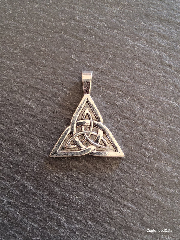 4 or 20 Triangular Triquetra Celtic Knot Pendants Antique Silver Alloy 25x28mm