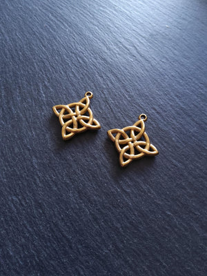 Gold Stainless Steel Chunky Witches Knot Pendant 34.5x30.5x5mm - ContentedCatz