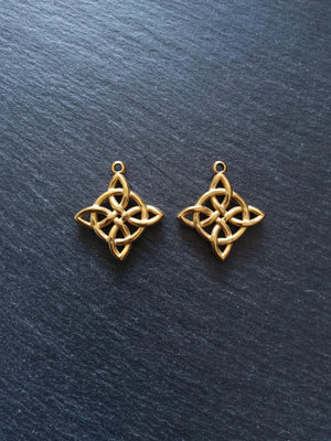Gold Stainless Steel Chunky Witches Knot Pendant 34.5x30.5x5mm - ContentedCatz