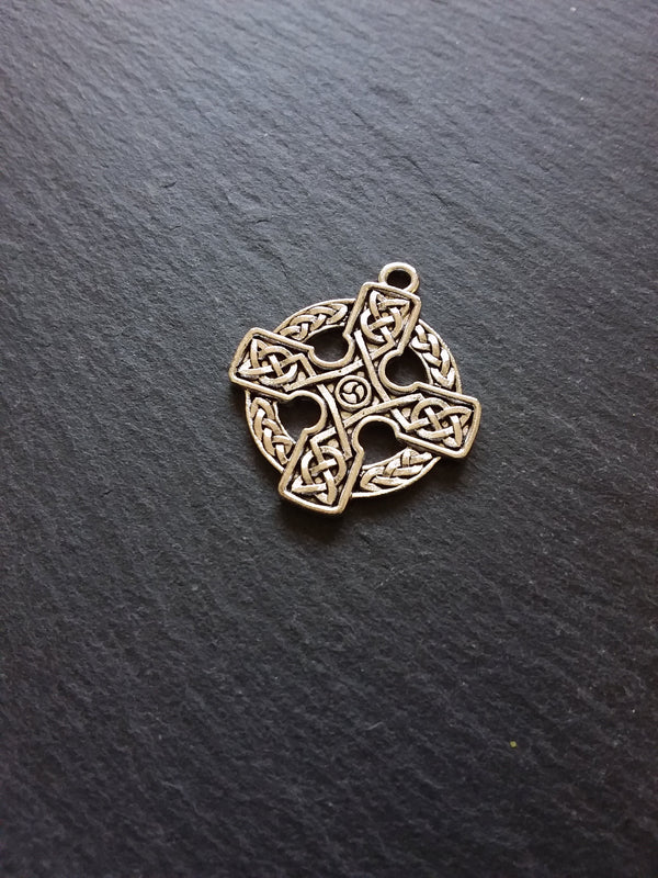4 or 20 Round Celtic Cross Pendants Antique Silver Tone 33x29mm - ContentedCatz
