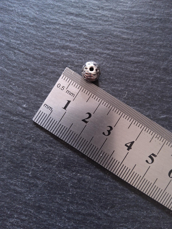 10 or 50 Antique Silver Tone Alloy 8mm Ball Beads Solid Round Patterned. Hole: 1mm Nickel FREE - ContentedCatz