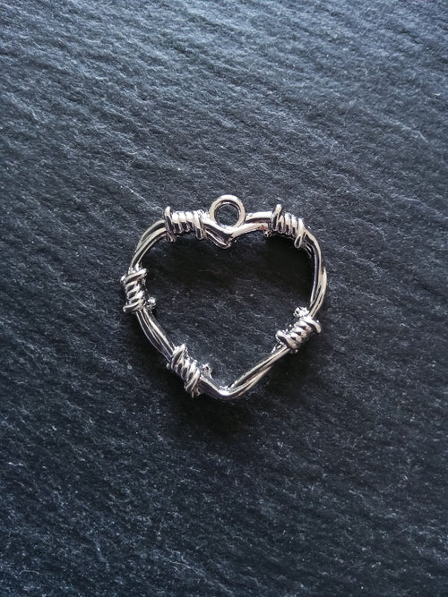 4 or 20 Barbed Wire Heart Charms Antique Silver 25x24mm - ContentedCatz