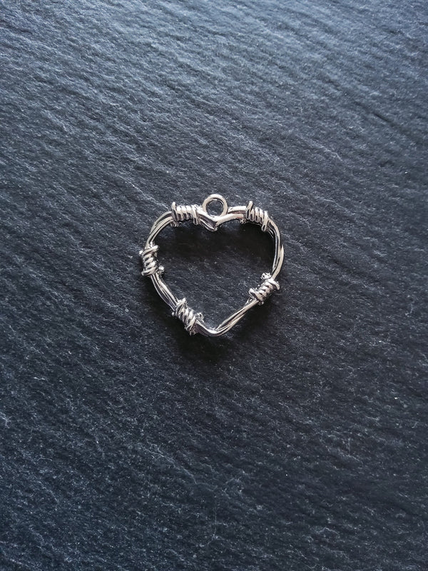 4 or 20 Barbed Wire Heart Charms Antique Silver 25x24mm - ContentedCatz
