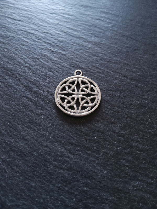 2 or 10 Dara Celtic Knot Round Stainless Steel Charms 24x20x2mm - ContentedCatz