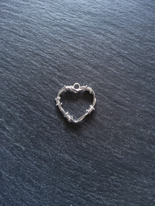 4 or 20 Barbed Wire Heart Charms Antique Silver 25x24mm - ContentedCatz