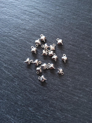 20 or 100 Tiny Hollow Heart Charms Silver Tone Alloy 9x6mm - ContentedCatz