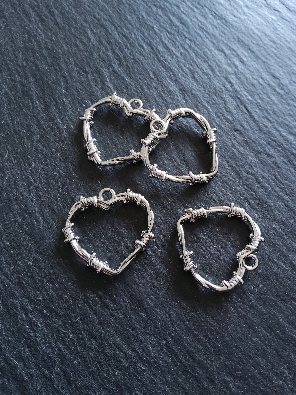 4 or 20 Barbed Wire Heart Charms Antique Silver 25x24mm - ContentedCatz