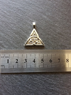 4 or 20 Triangular Triquetra Celtic Knot Pendants Antique Silver Tone 25x28mm - ContentedCatz
