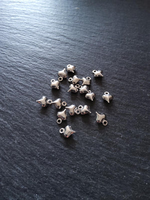 20 or 100 Tiny Hollow Heart Charms Silver Tone Alloy 9x6mm - ContentedCatz