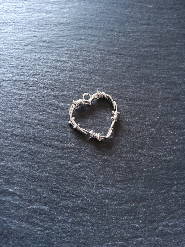 4 or 20 Barbed Wire Heart Charms Antique Silver 25x24mm - ContentedCatz