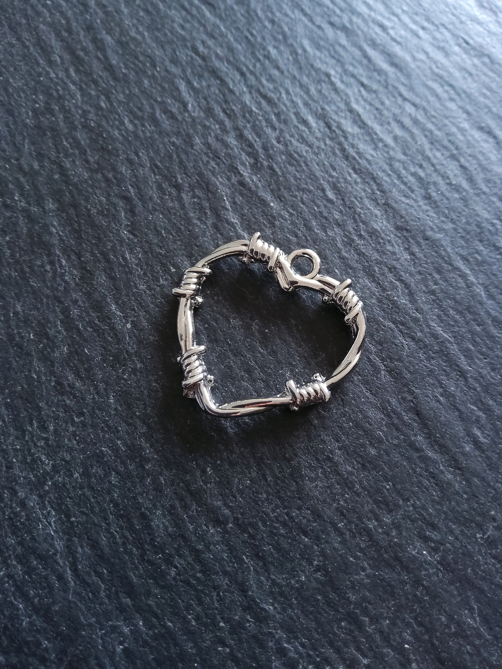 4 or 20 Barbed Wire Heart Charms Antique Silver 25x24mm - ContentedCatz
