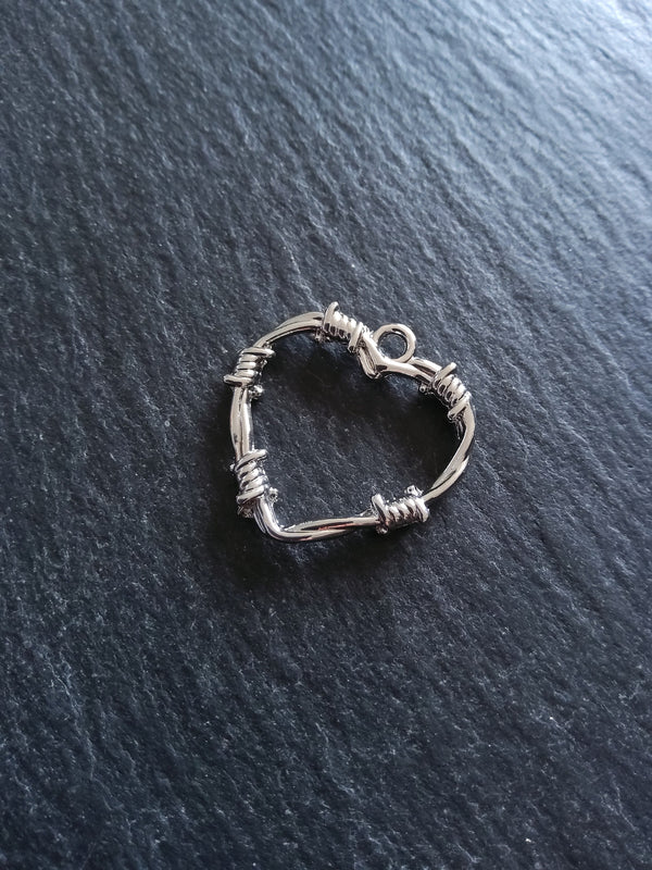 4 or 20 Barbed Wire Heart Charms Antique Silver 25x24mm - ContentedCatz
