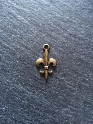 20 or 100 Fleur De Lis Charms Antique Bronze Tone 19x12mm NICKEL FREE - ContentedCatz