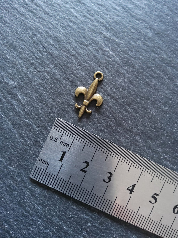 20 or 100 Fleur De Lis Charms Antique Bronze Tone 19x12mm NICKEL FREE - ContentedCatz