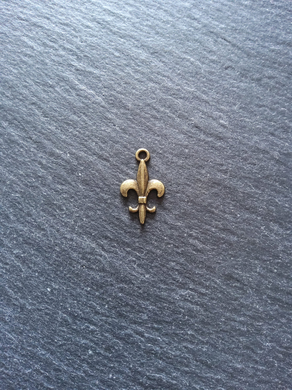 20 or 100 Fleur De Lis Charms Antique Bronze Tone 19x12mm NICKEL FREE - ContentedCatz