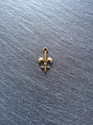20 or 100 Fleur De Lis Charms Antique Bronze Tone 19x12mm NICKEL FREE - ContentedCatz