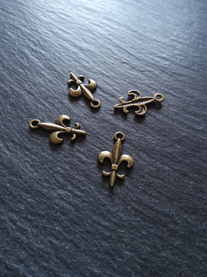 20 or 100 Fleur De Lis Charms Antique Bronze Tone 19x12mm NICKEL FREE - ContentedCatz