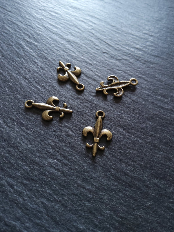 20 or 100 Fleur De Lis Charms Antique Bronze Tone 19x12mm NICKEL FREE - ContentedCatz