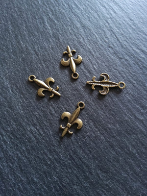 20 or 100 Fleur De Lis Charms Antique Bronze Tone 19x12mm NICKEL FREE - ContentedCatz