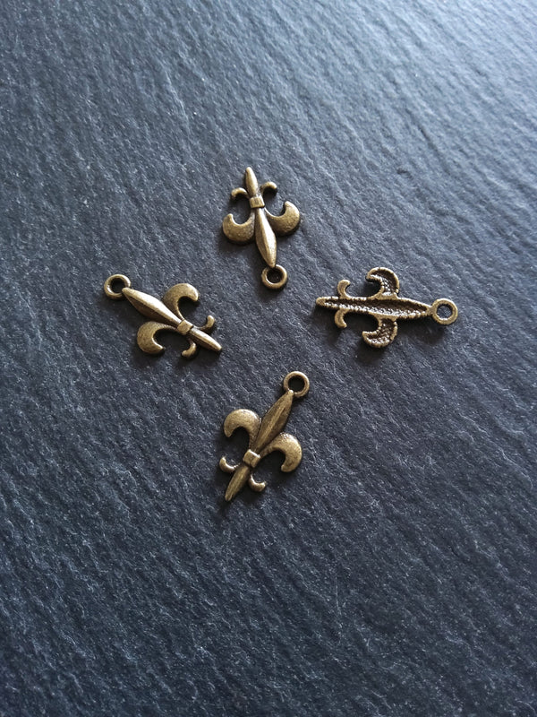 20 or 100 Fleur De Lis Charms Antique Bronze Tone 19x12mm NICKEL FREE - ContentedCatz