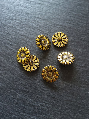 6 or 30 Flower Metal Shank Buttons Antique Gold Tone 18mm (6/8") Fasteners - ContentedCatz