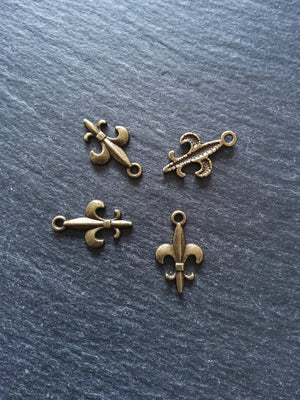 20 or 100 Fleur De Lis Charms Antique Bronze Tone 19x12mm NICKEL FREE - ContentedCatz