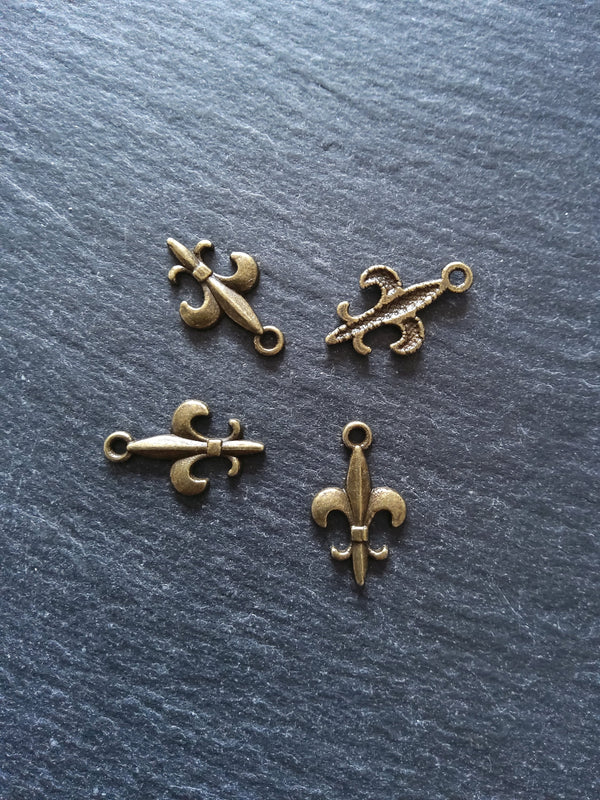 20 or 100 Fleur De Lis Charms Antique Bronze Tone 19x12mm NICKEL FREE - ContentedCatz