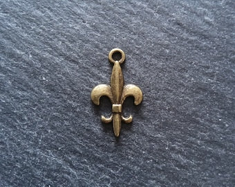20 or 100 Fleur De Lis Charms Antique Bronze Tone 19x12mm NICKEL FREE - ContentedCatz