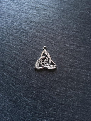 2 or 10 Trinity Celtic Knot Pendants Stainless Steel 26x25x2mm