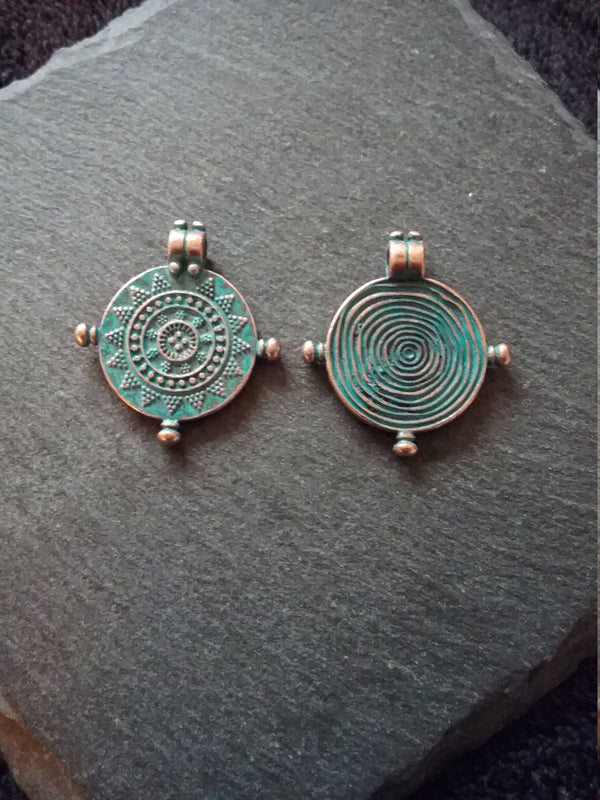 4 or 20 Antique Copper Tone Mandala Mariners Compass Pendants with Green Patina 27x24x1.7mm