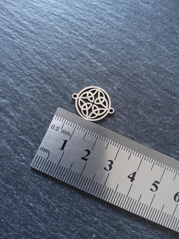 2 or 10 Dara Celtic Knot Flat Round Stainless Steel Connector Charms 18.5x14.5x1mm
